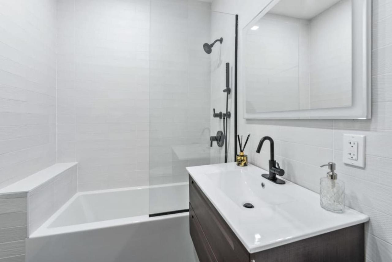 Top Notch 2Br Suite Minutes To Central Park Нью-Йорк Екстер'єр фото